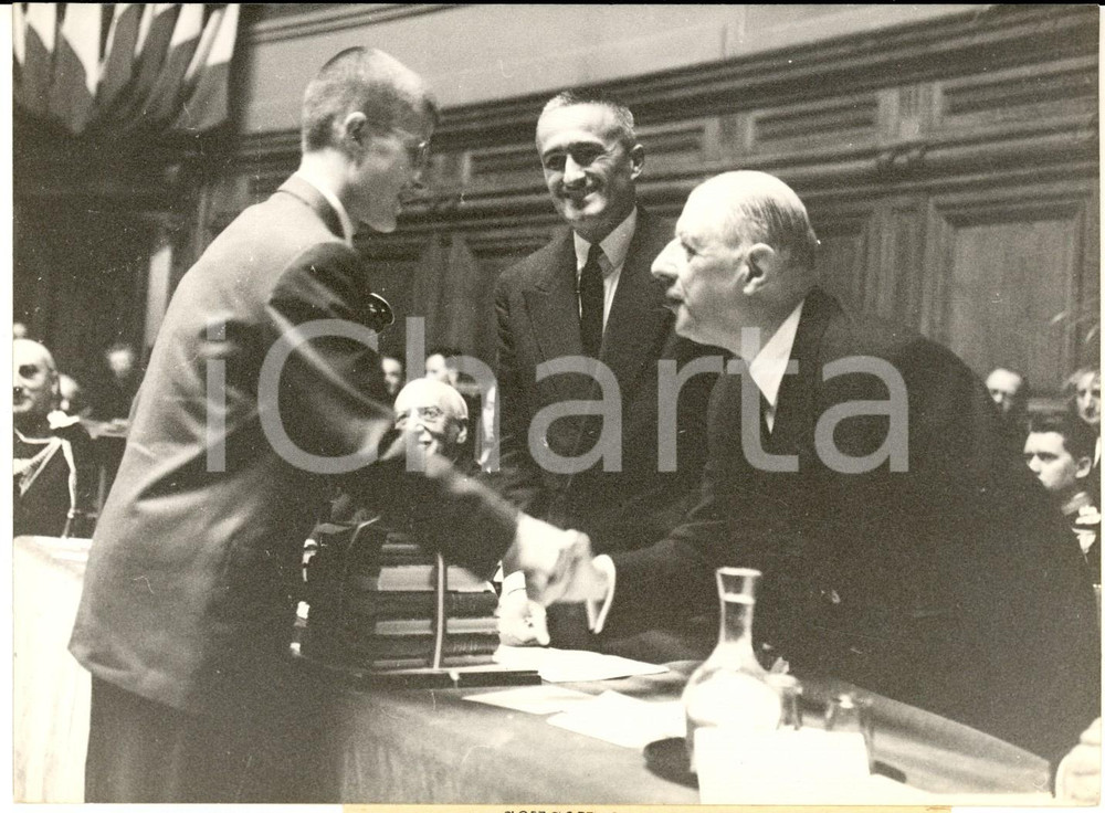 1959 PARIS SORBONNE Général DE GAULLE félicite Jacques LAFONTAINE *Photo 18x13
