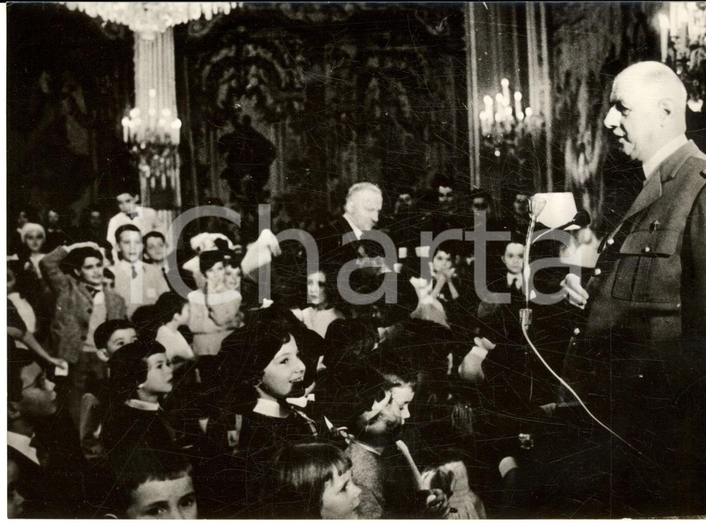 1962 PARIS Charles DE GAULLE riceve i bambini per inaugurazione albero di Natale
