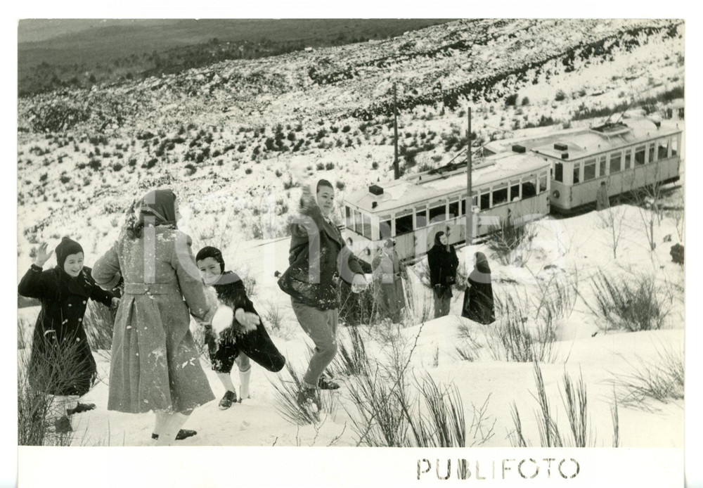1954 NAPOLI Eccezionale nevicata - Bambini giocano alle pendici del Vesuvio