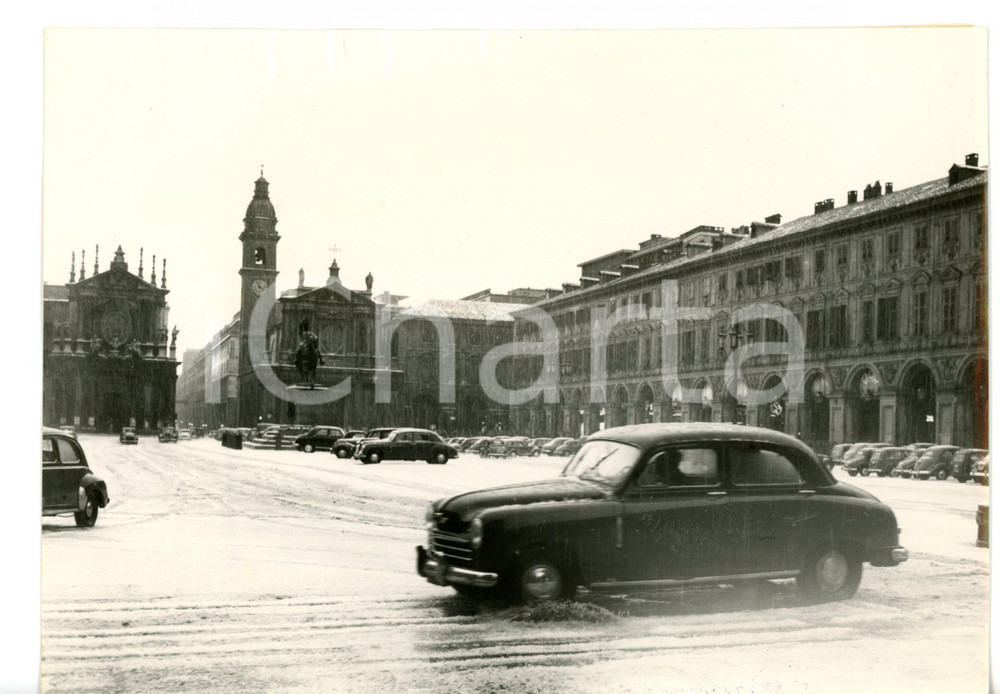 1954 TORINO Eccezionale nevicata - Automobile attraversa piazza San Carlo *Foto