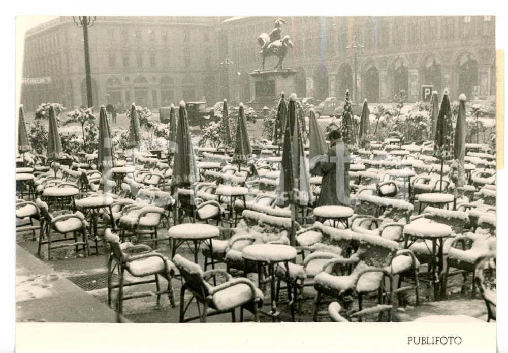 1954 TORINO Piazza San Carlo - Tavolini di un bar imbiancati dalla neve *Foto