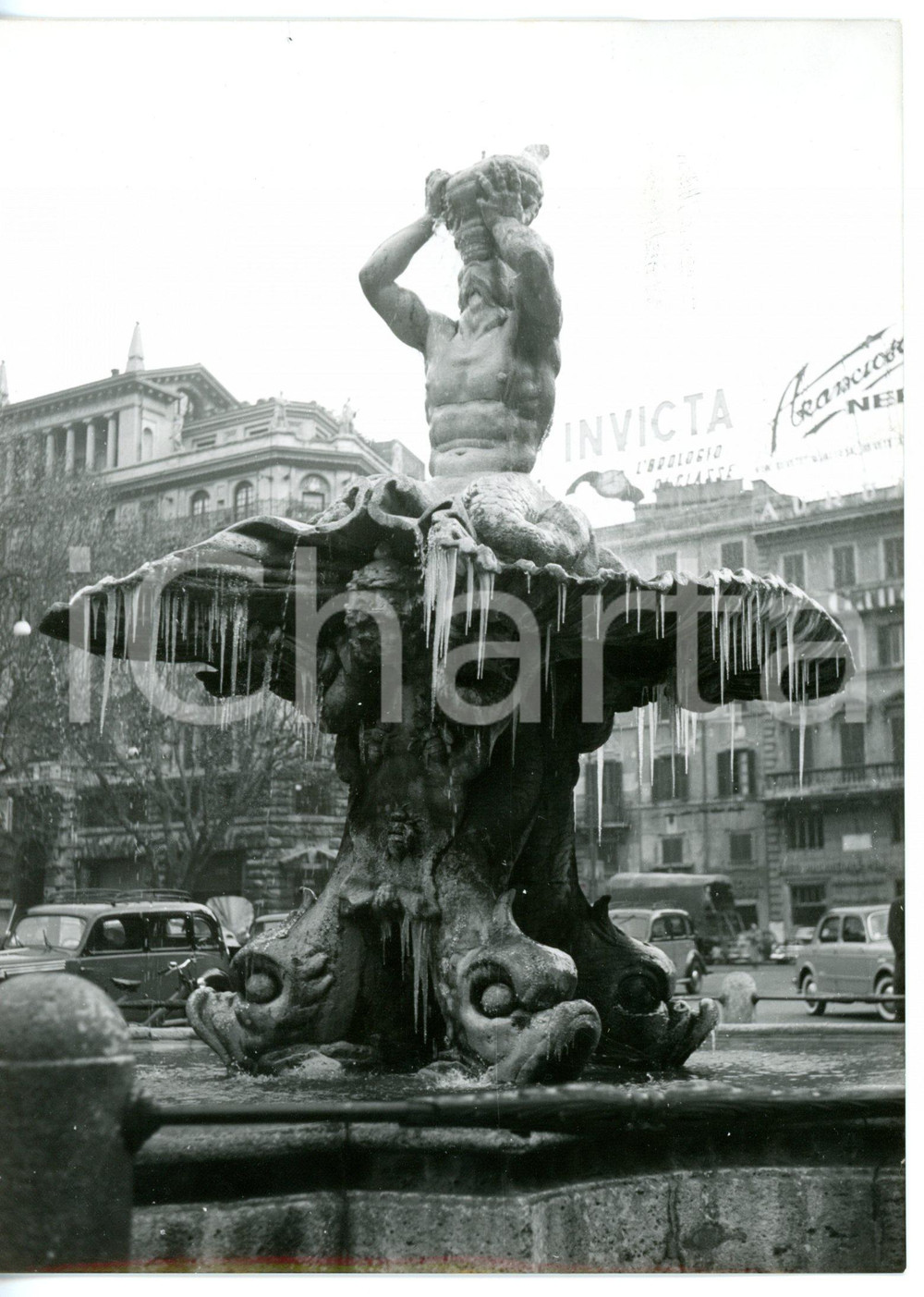 Febbraio 1956 ROMA Piazza Barberini - La Fontana del Tritone coperta di ghiaccio
