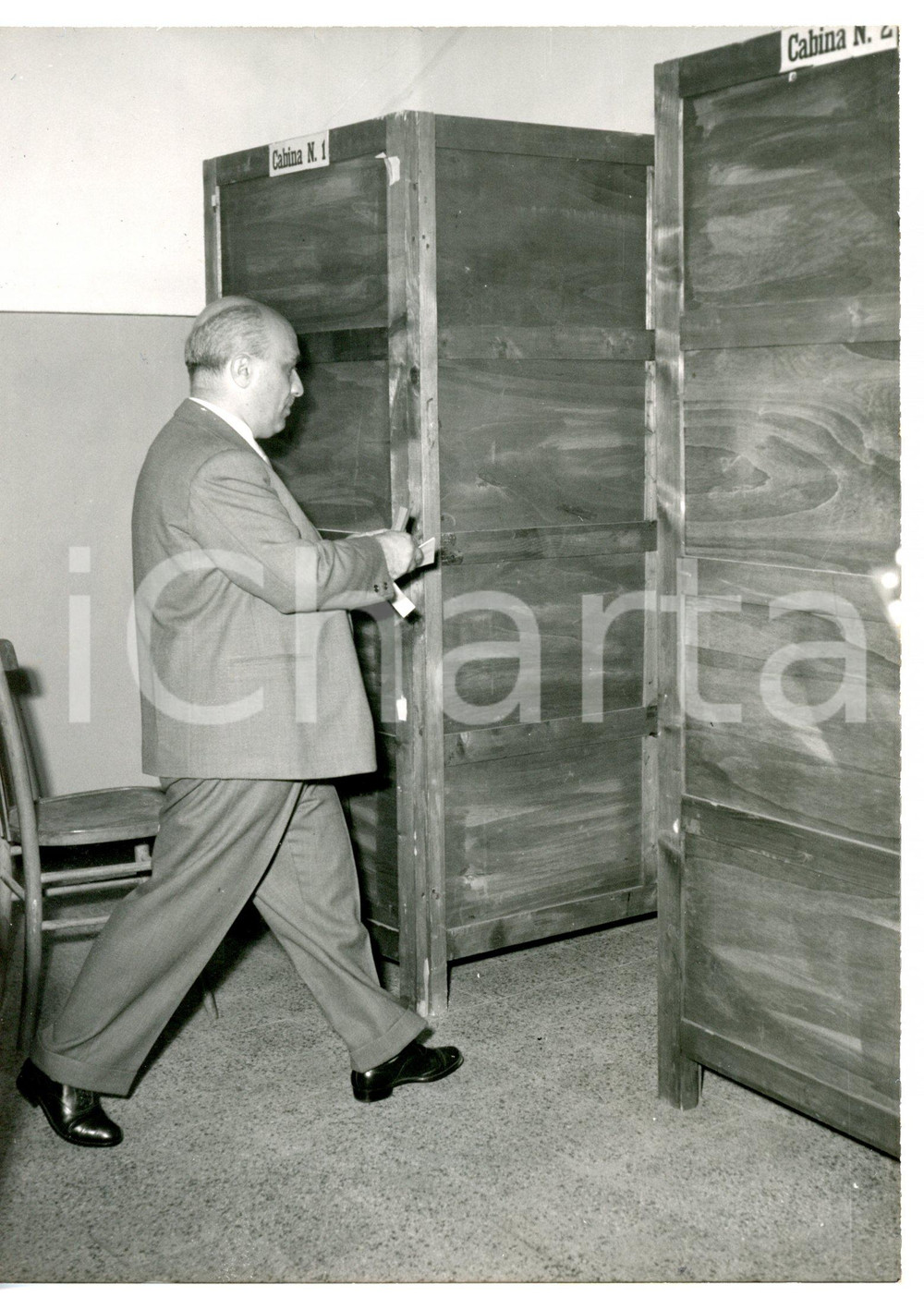 1956 ROMA - DC Amintore FANFANI al seggio elettorale *Fotografia 13x18 cm Fotografia di agenzia. CONDIZIONI: GFORMATO: 13x18 cm    originale e autentica 1