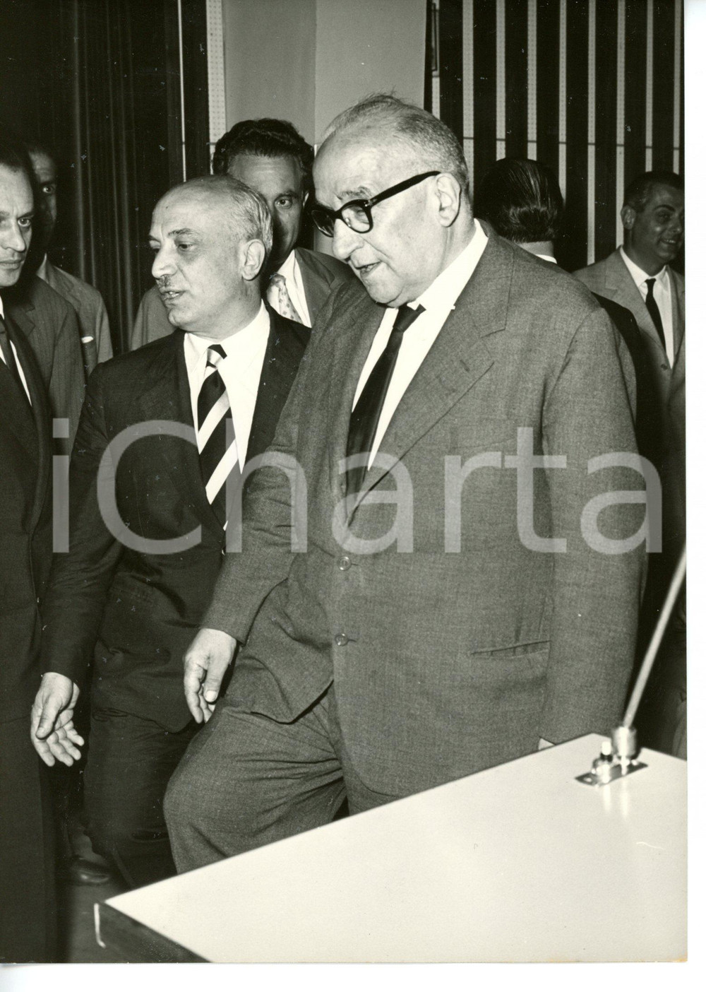 1958 ROMA Auditorium CIDA - DC Amintore FANFANI con Adone ZONI *Foto 13x18 cm Fotografia d'epoca, con didascalia coeva al verso. CONDIZIONI: FAIR (lievi difetti di stampa; piccola piegatura al centro)FORMATO: 13x18 cm    originale e autentica 1