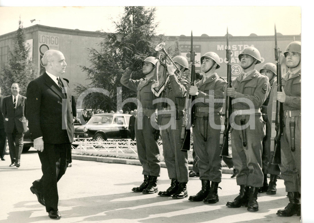 Fotografia d epoca originale 1961 MILANO Fiera Campionaria  Amintore FANFANI durante rivista militare Foto 1