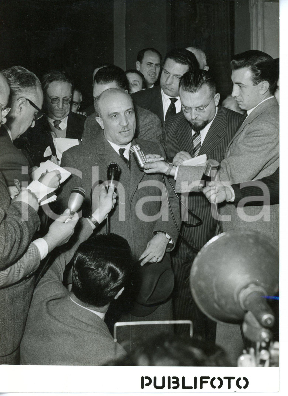Fotografia d epoca originale 1954 ROMA  DC Amintore FANFANI circondato dai giornalisti Foto 13x18 cm 1