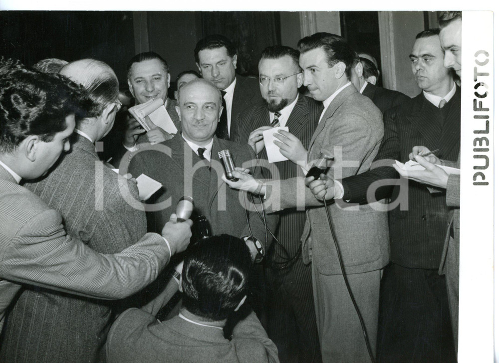 Fotografia d epoca originale 1954 ROMA  DC Amintore FANFANI circondato dai giornalisti  Foto 18x13 cm 1