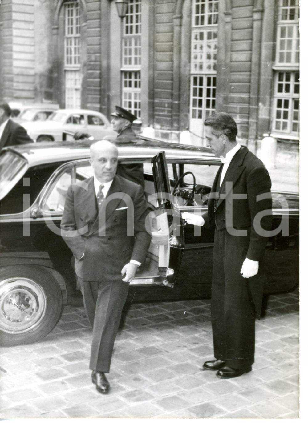 1958 PARIS Hotel Matignon - Amintore FANFANI esce dall'auto di rappresentanza 