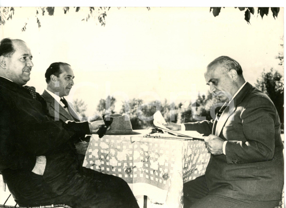 1957 CORTINA D'AMPEZZO Amintore FANFANI con Giuseppe TORNI durante le vacanze  Fotografia d'epoca, con didascalia coeva al verso. CONDIZIONI: FAIR (bassa qualit&agrave; di stampa; lievi sovraimpressioni; minimo alone diffuso)FORMATO: 18x13 cm    originale e autentica 1