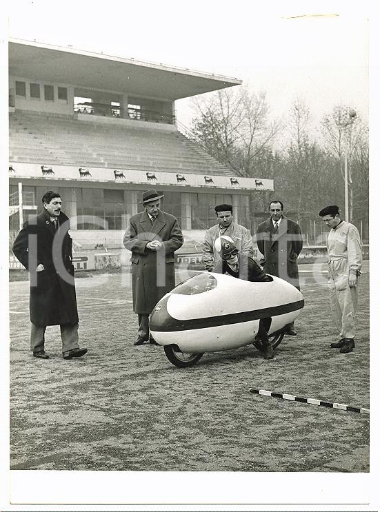 1957 AUTODROMO DI MONZA Romolo FERRI cerca di battere record velocità su GILERA