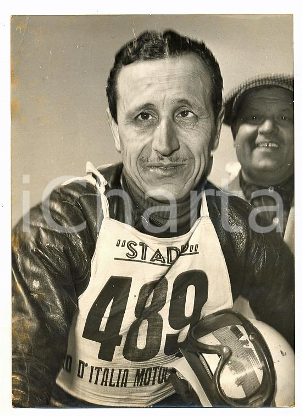 1955 MOTOGIRO D'ITALIA Ritratto del pilota Fernando SPEZIALI *Foto 13x18 cm Fotografia d'epoca con didascalia coeva al verso. CONDIZIONI: FAIR (piegatura all'angolo superiore sinistro, bruniture al margine sinistro)DIMENSIONI: 13x18 cm     originale e autentica 1