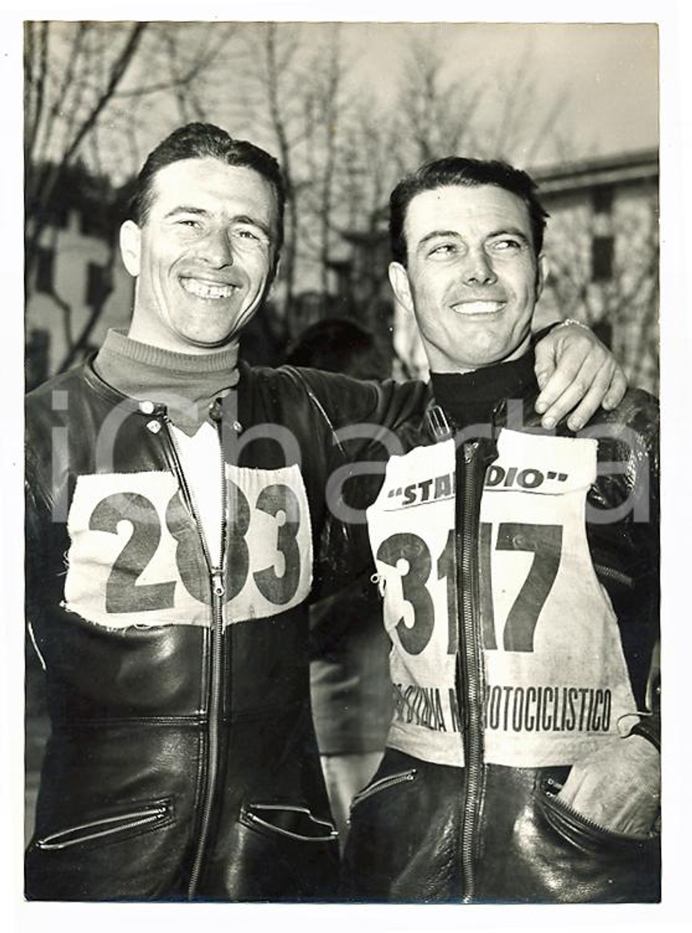 1955 ca BOLOGNA MOTOGIRO D'ITALIA Gilberto MILANI Remo VENTURI Piloti MV AGUSTA Fotografia d'epoca con didascalia coeva al verso. CONDIZIONI: FAIRDIMENSIONI: 13x18 cm     originale e autentica 1