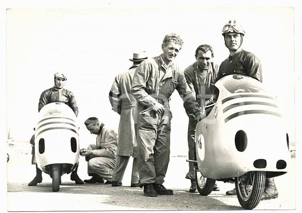 1955 ca AUTODROMO DI MODENA Carlo UBBIALI Remo VENTURI collaudano moto MV AGUSTA
