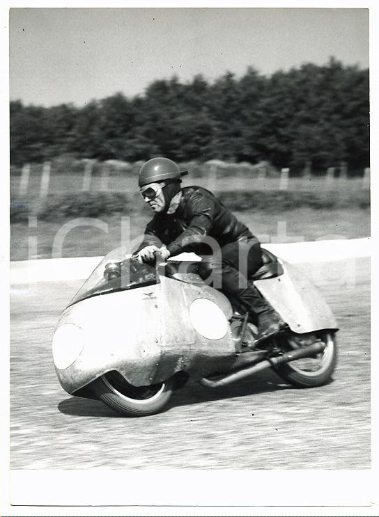 1954 MONZA - GP Motociclistico delle Nazioni - Fergus ANDERSON su Moto GUZZI Fotografia d'epoca con didascalia coeva al verso. CONDIZIONI: FAIR DIMENSIONI: 13x18 cm     originale e autentica 1