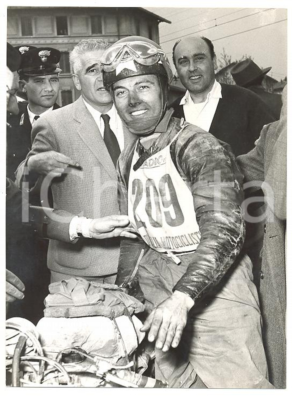 1955 ca MOTOGIRO D'ITALIA Remo VENTURI accolto dai fan all'arrivo *Foto 13x18 cm Fotografia d'epoca con didascalia coeva al verso. CONDIZIONI: FAIRDIMENSIONI: 13x18 cm     originale e autentica 1