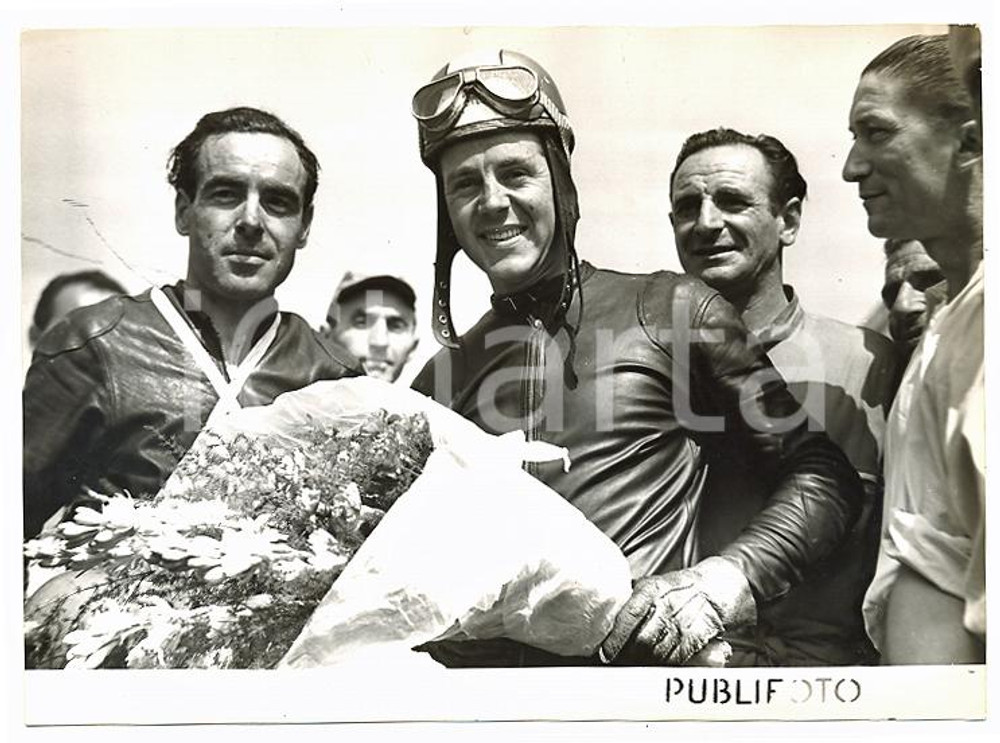 1955 ca MOTOCICLISMO Ritratto di Geoffrey DUKE premiato dopo una vittoria *Foto