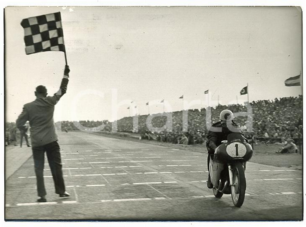 1955 ca MOTO GP - TT Circuit Assen - Geoffrey DUKE taglia linea del traguardo