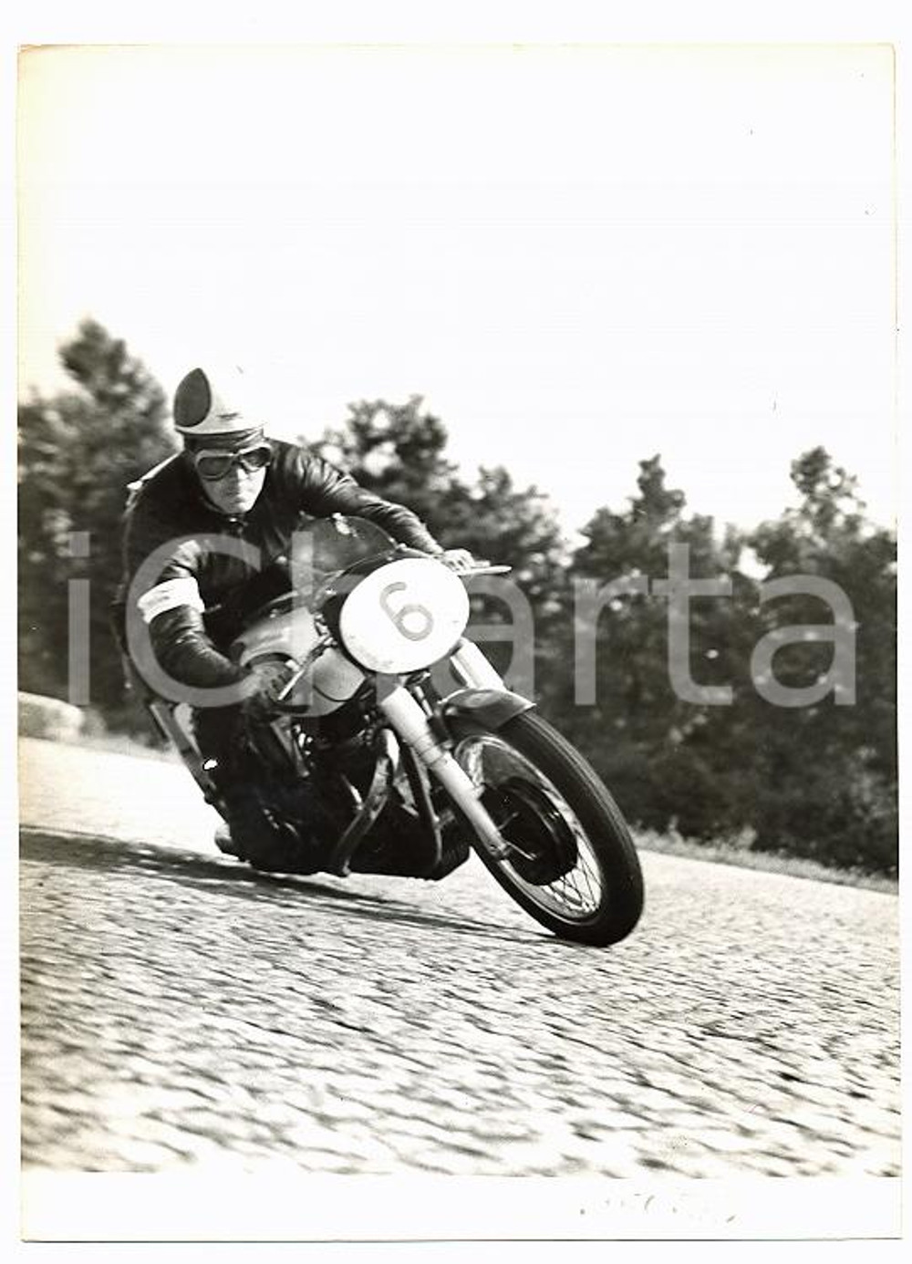 1955 ca MOTOCICLISMO Geoffrey DUKE durante una gara *Foto 13x18 cm Fotografia d'epoca con didascalia coeva al verso. CONDIZIONI: FAIRDIMENSIONI: 13x18 cm     originale e autentica 1