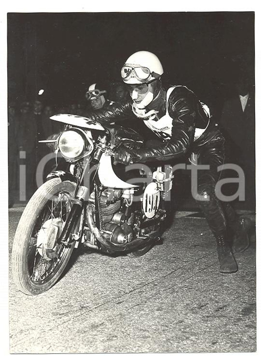 1956 MOTOCICLISMO - MILANO TARANTO Partenza di Emilio MENDOGNI su Moto MORINI