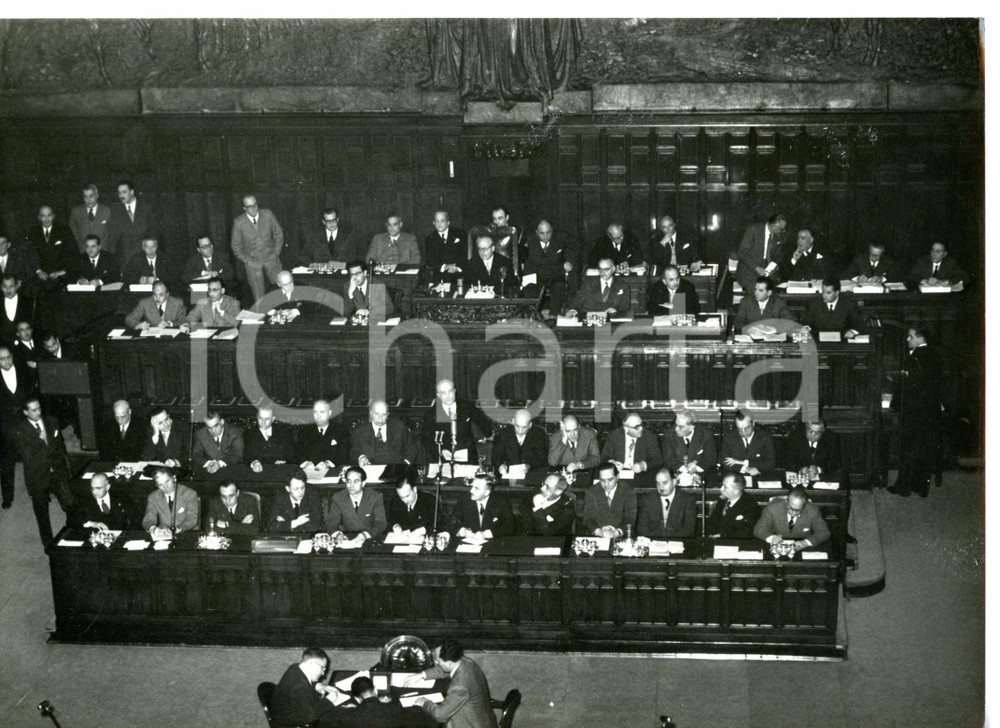1954 ROMA Discorso di Amintore FANFANI alla Camera - Fotografia 18x13 cm Fotografia d'epoca, con didascalia coeva al verso. CONDIZIONI: FAIR (ondulatura; graffi superficiali)FORMATO: 18x13 cm    originale e autentica 1