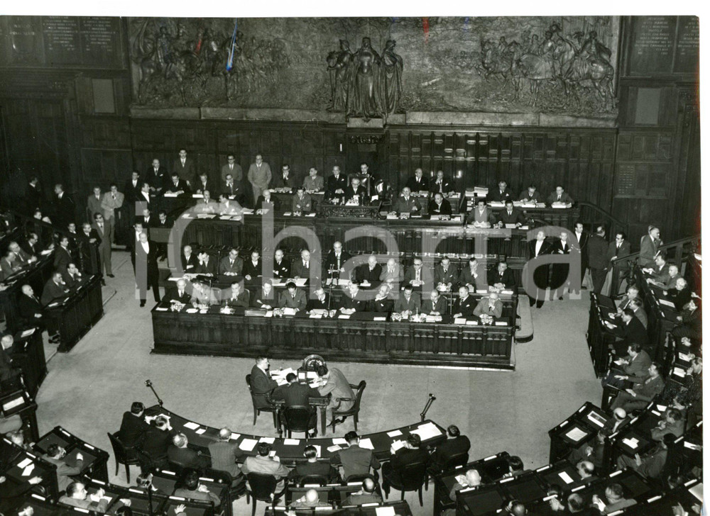 1954 ROMA Discorso di Amintore FANFANI alla Camera *Fotografia 18x13 cm Fotografia d'epoca, con didascalia coeva al verso. CONDIZIONI: FAIR (ondulatura al margine superiore; graffi superficiali)FORMATO: 18x13 cm    originale e autentica 1
