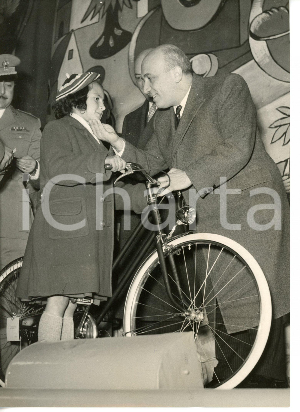 1954 ROMA Amintore FANFANI consegna regalo della Befana a una bambina *Foto