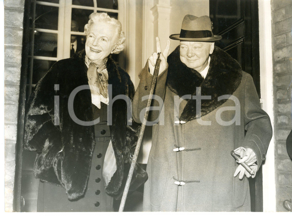 1956 LONDON Sir Winston CHURCHILL with his wife giving V-sign *Photo 25x20 cm