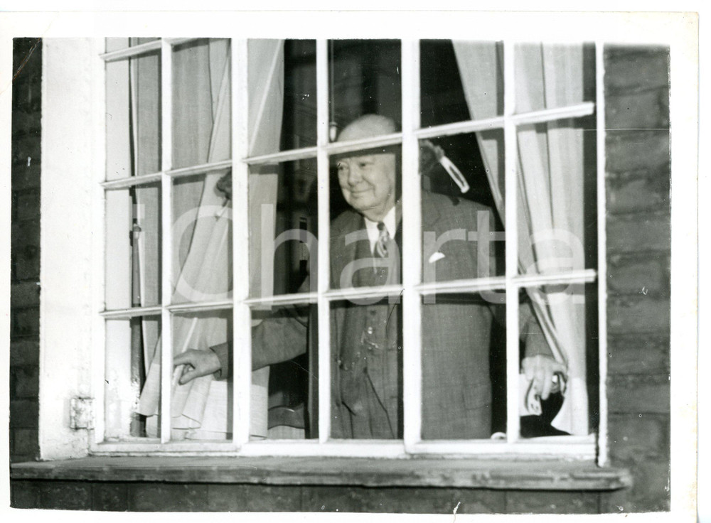 1956 LONDON Hyde Park Gate - Sir Winston CHURCHILL at the window *Photo 20x15 cm Fotografia d'epoca, con didascalia coeva al verso. CONDIZIONI: POOR (bassa qualit&agrave; di stampa; piegatura all'angolo superiore sinistro)FORMATO: 20x15 cm    originale e autentica 1