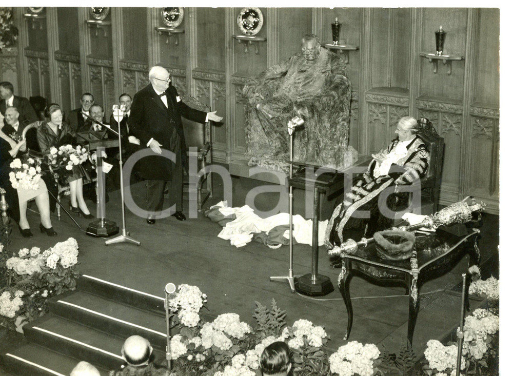 1955 LONDON Sir Winston CHURCHILL unveiling the statue of himself *Photo 20x15