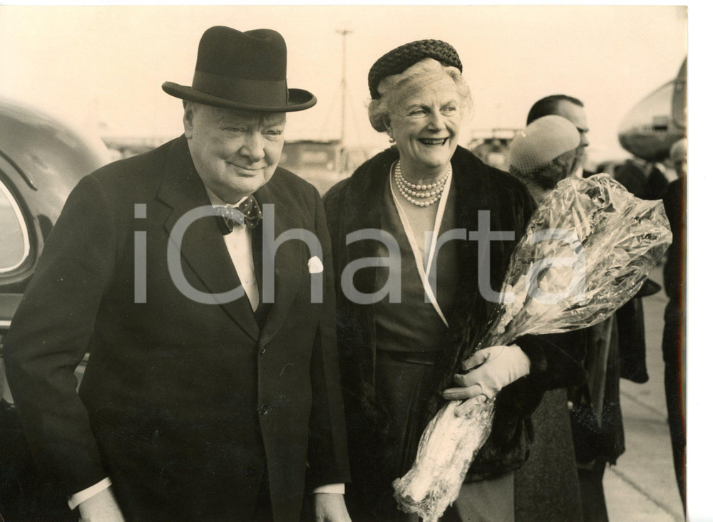 1955 LONDON Sir Winston CHURCHILL and his wife back from holiday *Photo 20x15 cm
