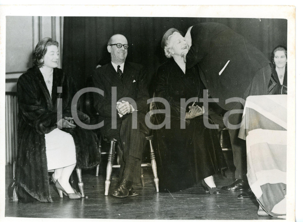 1955 LONDON Sir Winston CHURCHILL kissing Lady Clementine HOZIER *Photo