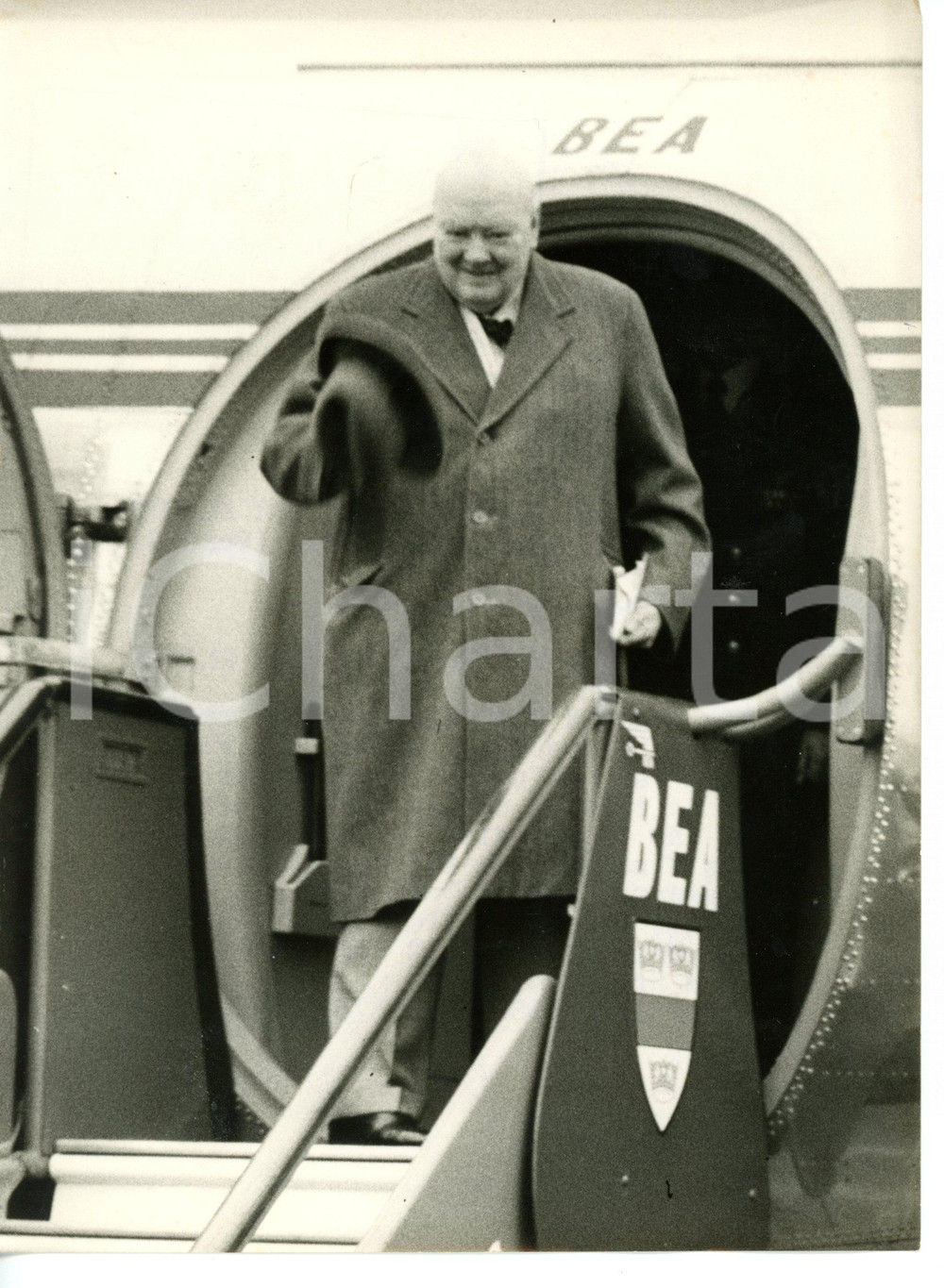 1955 LONDON Sir Winston CHURCHILL hat in hand on BEA Viscount plane *Photo 15x20