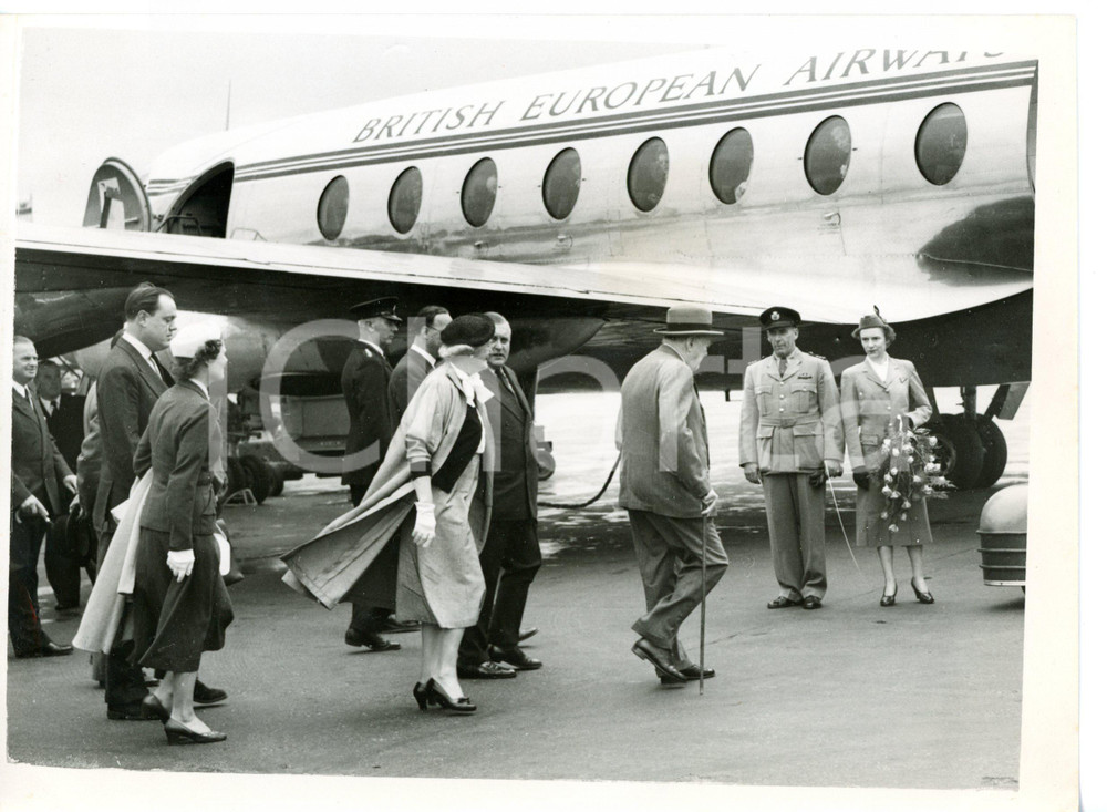 1953 LONDON - BEA Sir Winston CHURCHILL with his wife walking to the aircraft
