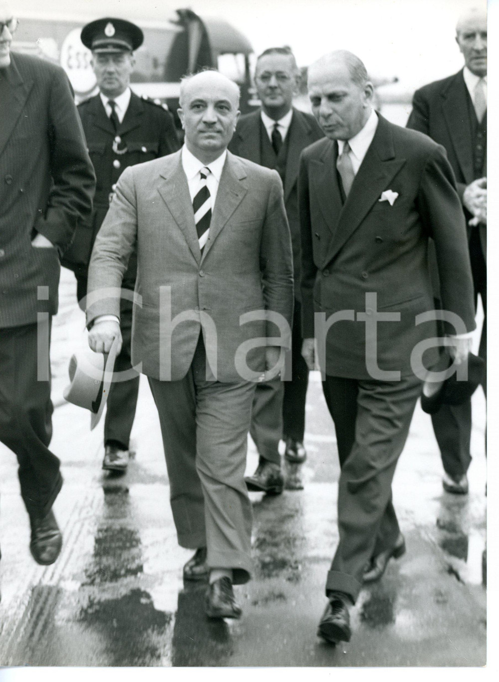 1958 LONDON AIRPORT Arrivo del ministro degli Esteri Amintore FANFANI *Foto Fotografia d'epoca, con didascalia coeva al verso. CONDIZIONI: FAIR (bassa qualit&agrave; di stampa)FORMATO: 15x20 cm    originale e autentica 1