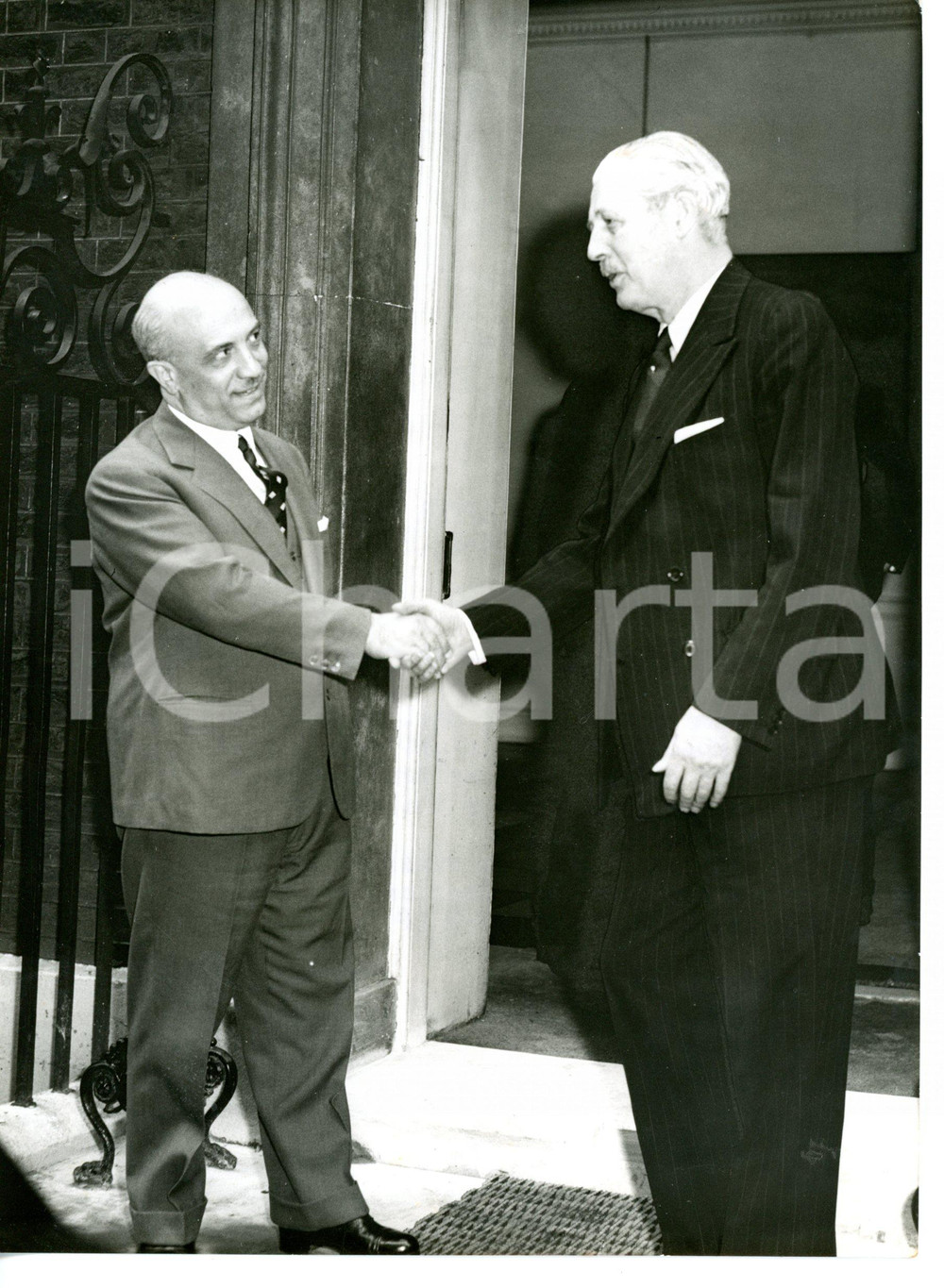 1958 LONDON Stretta di mano tra Amintore FANFANI e Harold McMILLAN *Foto 15x20 Fotografia d'epoca, con didascalia coeva al verso. CONDIZIONI: G (ma lievi piegature al margine superiore)FORMATO: 15x20 cm    originale e autentica 1