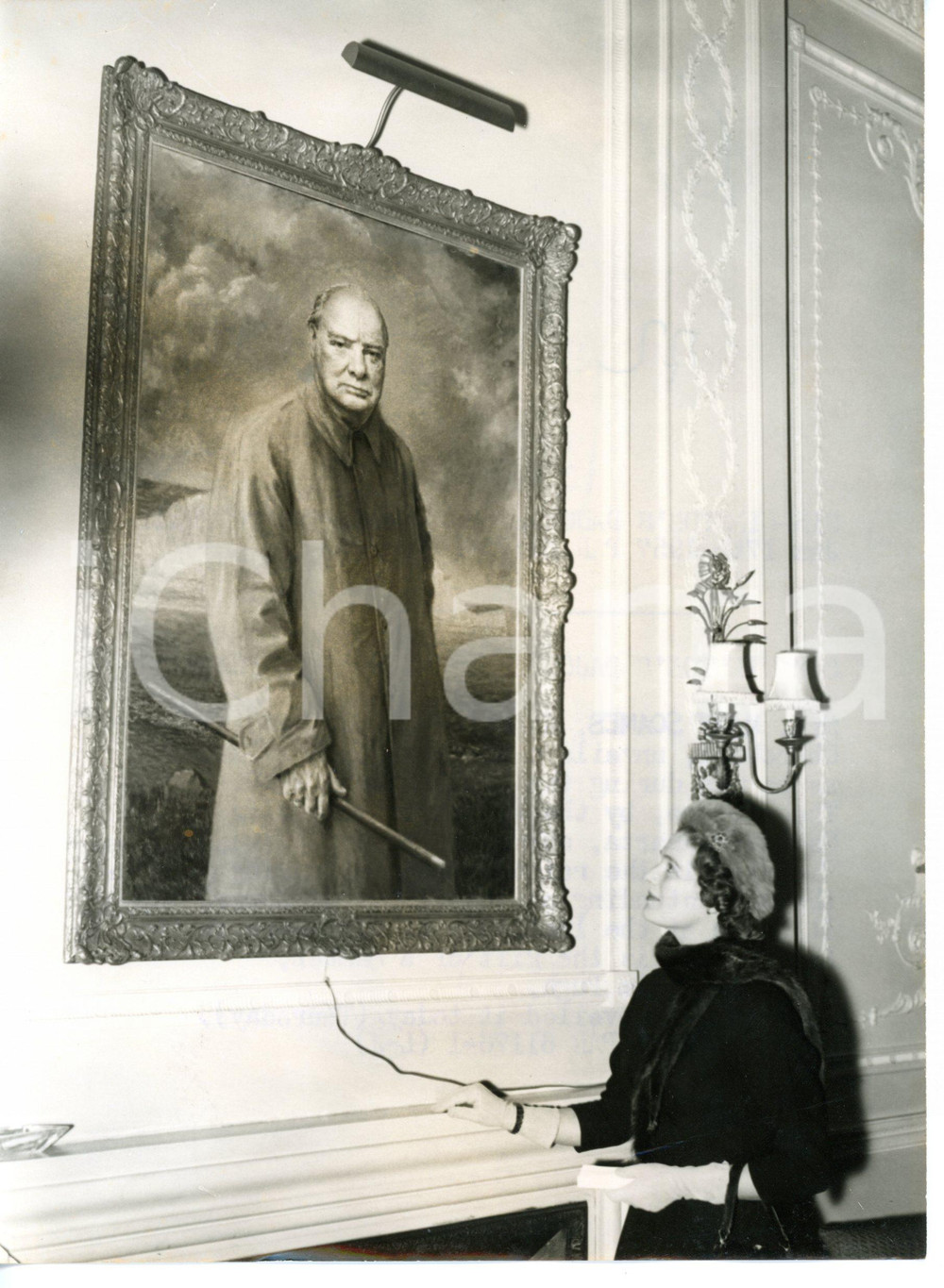 1957 LONDON Mary SOAMES unveiling a portrait of Sir Winston CHURCHILL *Photo Fotografia d'epoca, con didascalia coeva al verso.Il ritratto di Winston Churchill presente nella fotografia &egrave; opera del pittore Felix Szczesny Kwarta. CONDIZIONI: FAIR (lieve alone diffuso; piccole piegature)FORMATO: 15x20 cm    originale e autentica 1