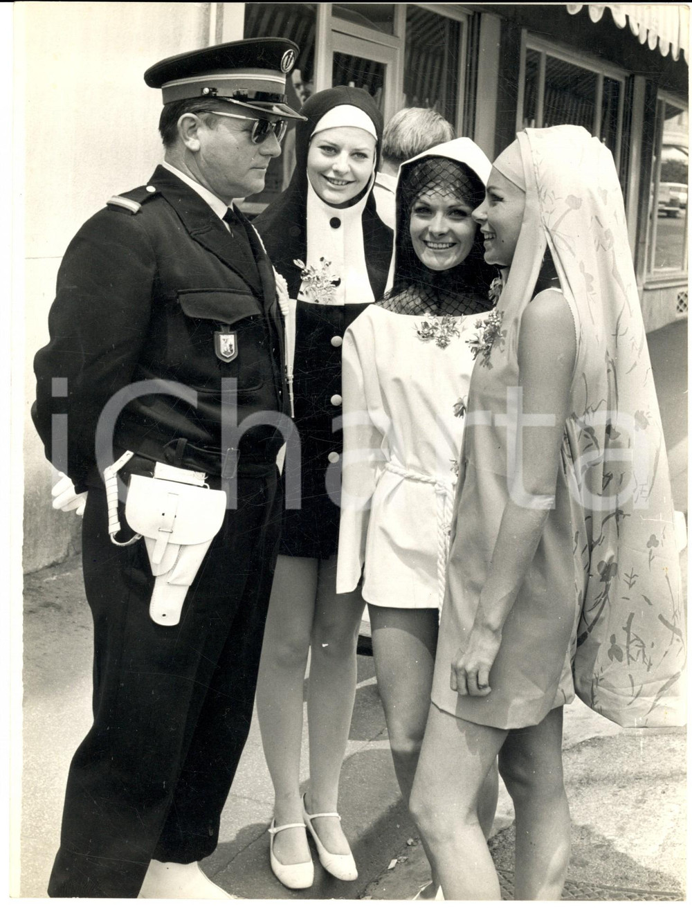 1966 CANNES Modelle BIBELOT Karine KAY Veronique VERLMAK in abiti a cappuccio Fotografia d'epoca, con didascalia al verso. CONDIZIONI:GFORMATO:  18x24 cm     originale e autentica 1