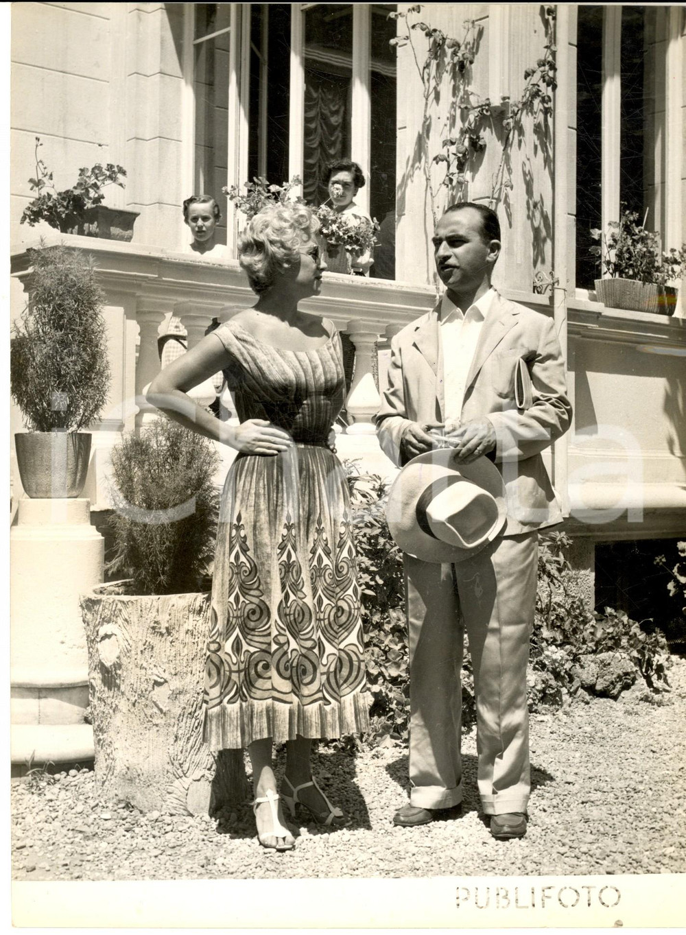 1953 GENOVA Martine CAROL incontra Franco LATTUADA per il film "La spiaggia" Fotografia d'epoca, con didascalia al verso. CONDIZIONI: G (ma lievi ondulature e minima piegatura angolare)FORMATO:  18x24 cm     originale e autentica 1