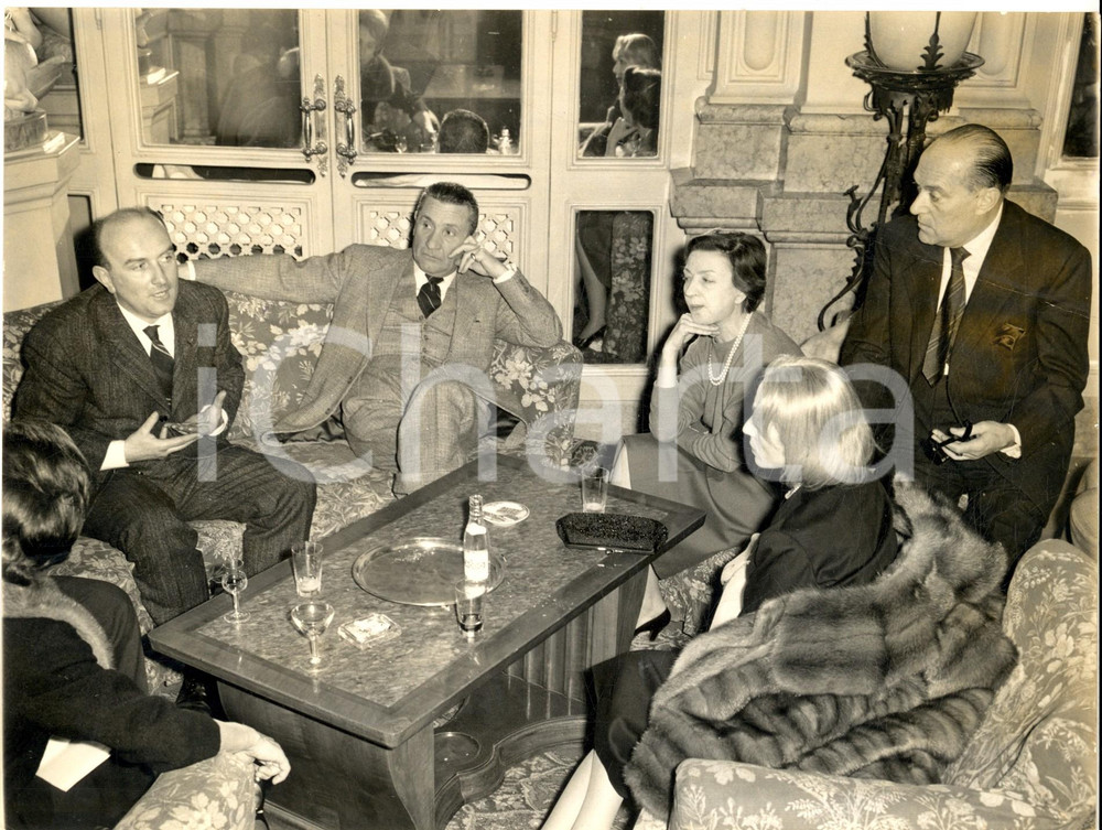 Fotografia d epoca originale 1961 MILANO Giovanni TESTORI scioglie compagnia teatrale per scandalo Arialda 1