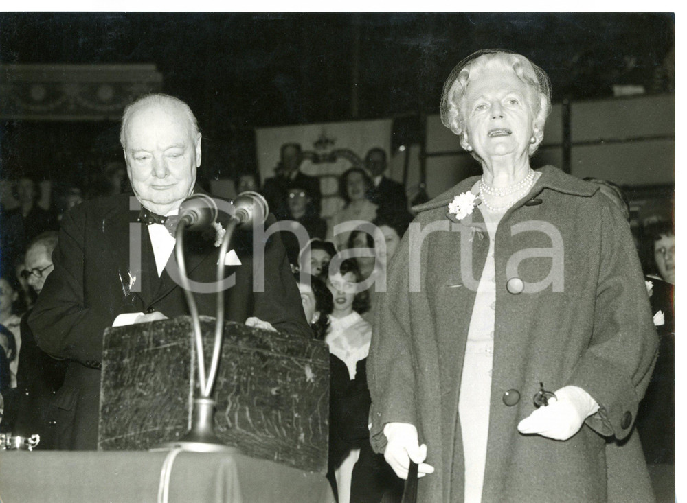 1957 LONDON Primrose League - Winston CHURCHILL and his wife on the platform Fotografia d'epoca, con didascalia coeva al verso. CONDIZIONI: G (ma minime piegature sparse)FORMATO: 20x15 cm    originale e autentica 1