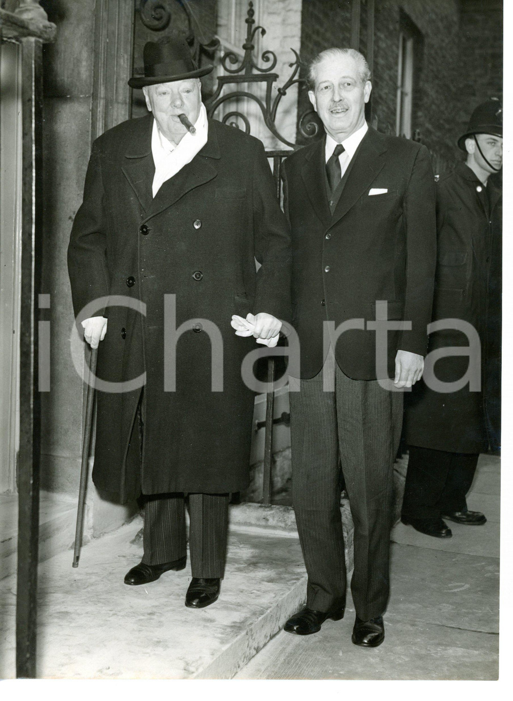 1957 LONDON Sir Winston CHURCHILL welcomed by his host Harold MACMILLAN *Photo