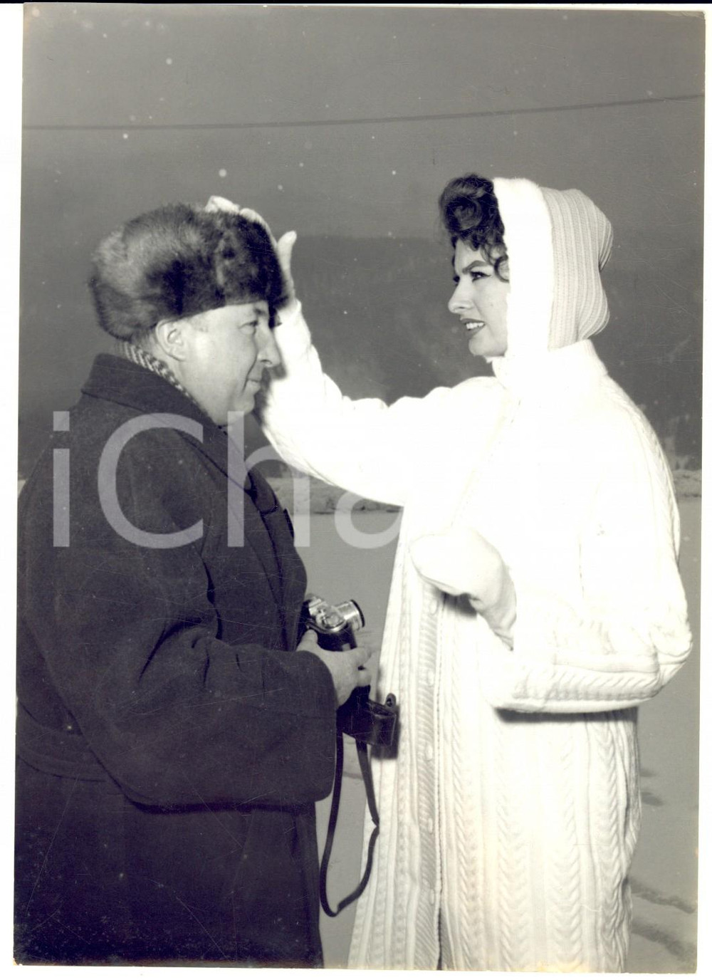 1956 CORTINA D'AMPEZZO Sophia LOREN s'intrattiene con reporter sovietico *Foto