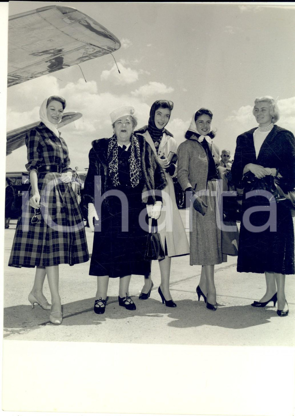 1957 MILANO Arrivo di Elsa MAXWELL con un gruppo di modelle *Foto 13x18