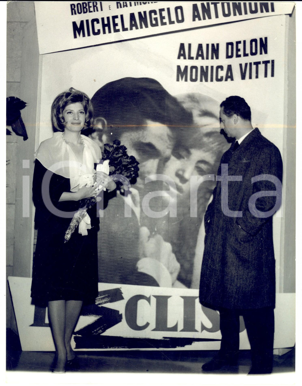 1962 MILANO Monica VITTI e Michelangelo ANTONIONI alla prima de "L'eclisse" Foto