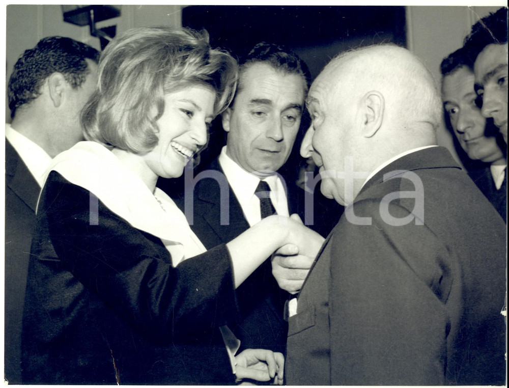 1962 MILANO Monica VITTI e Michelangelo ANTONIONI alla prima de "L'eclisse" 