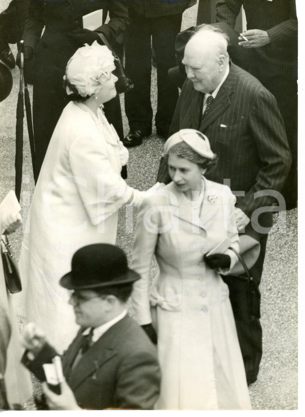 1956 ASCOT Rosslyn Stakes - Queen Mother congratulating Sir Winston CHURCHILL Fotografia d'epoca, con didascalia coeva al verso. Sono presenti la Regina Madre, Winston Churchill e la Regina Elisabetta II. CONDIZIONI: G (ma piccola piegatura al margine inferiore)FORMATO: 15x20 cm    originale e autentica 1