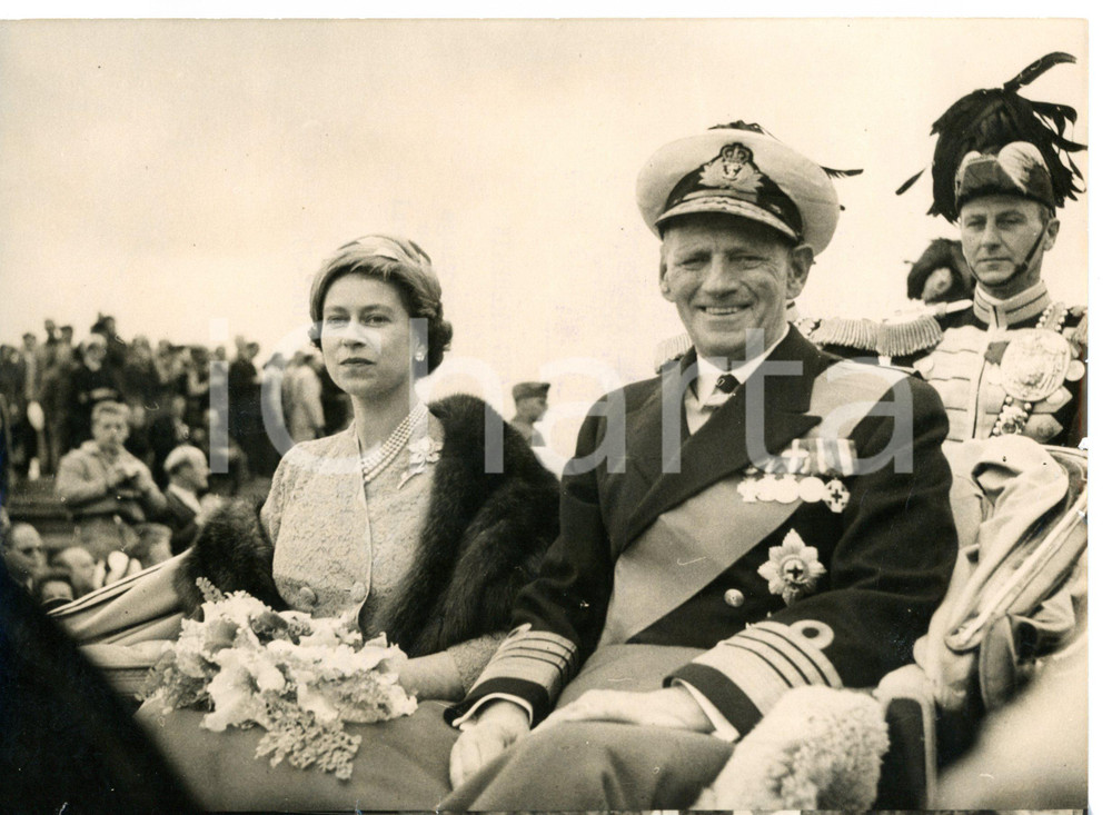 1957 COPENAGHEN Queen ELIZABETH II in an open carriage with King FREDERICK IX