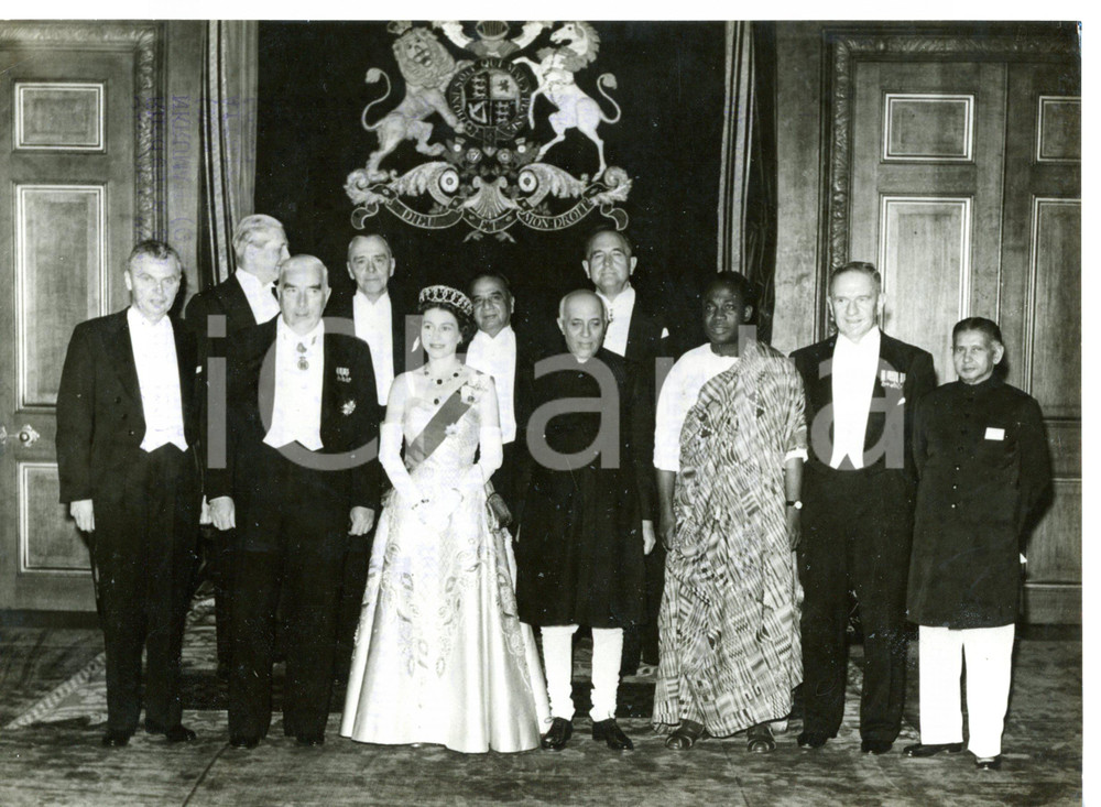 1957 WINDSOR CASTLE Queen ELIZABETH II - Harold MacMILLAN - Jawaharlal NEHRU Fotografia d'epoca, con didascalia coeva al verso. CONDIZIONI: G (ma piccole piegatura sparse)FORMATO: 20x15 cm    originale e autentica 1