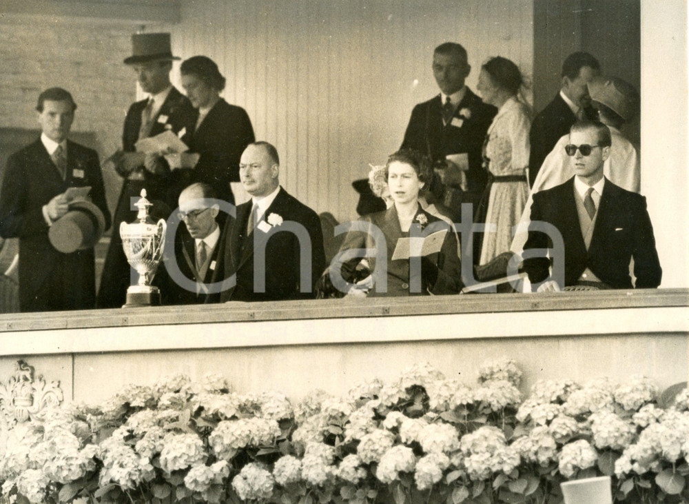 1953 ROYAL ASCOT Queen ELIZABETH II watching the race with Duke of EDINBURGH  Fotografia d'epoca, con didascalia coeva al verso. CONDIZIONI: FAIR (alone diffuso; piccole sovraimpressioni)FORMATO: 20x15 cm    originale e autentica 1