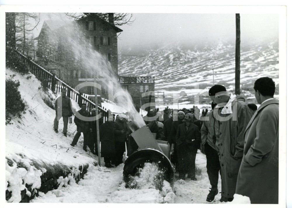 1955 ca CERVINIA Convegno viabilitÃ  invernale - Sgombraneve in funzione *Foto Fotografia d'epoca, con didascalia coeva al verso. CONDIZIONI: GFORMATO: 18x13 cm    originale e autentica 1